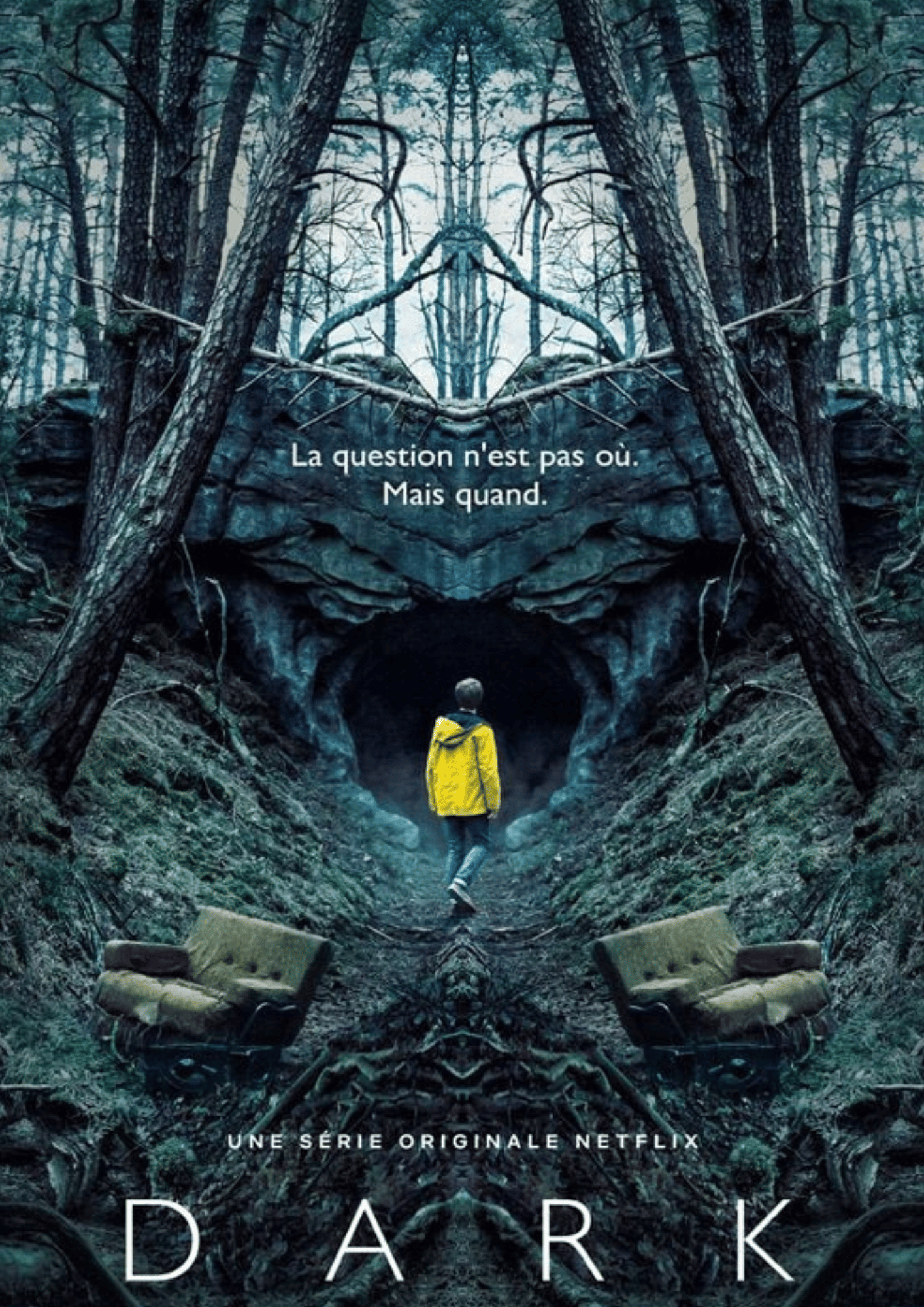 symbolische Szene mit einer Person in einer dunklen Waldumgebung und geheimnisvoller Stimmung